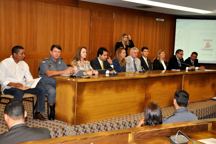 Autoridades se reúnem na AL para discutir ações de combate à violência 