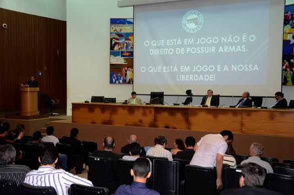 Deputados debatem fim do desarmamento em painel proposto por Raimundo Cutrim