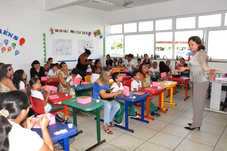 Alunos da Creche-Escola Sementinha fazem homenagem às mães