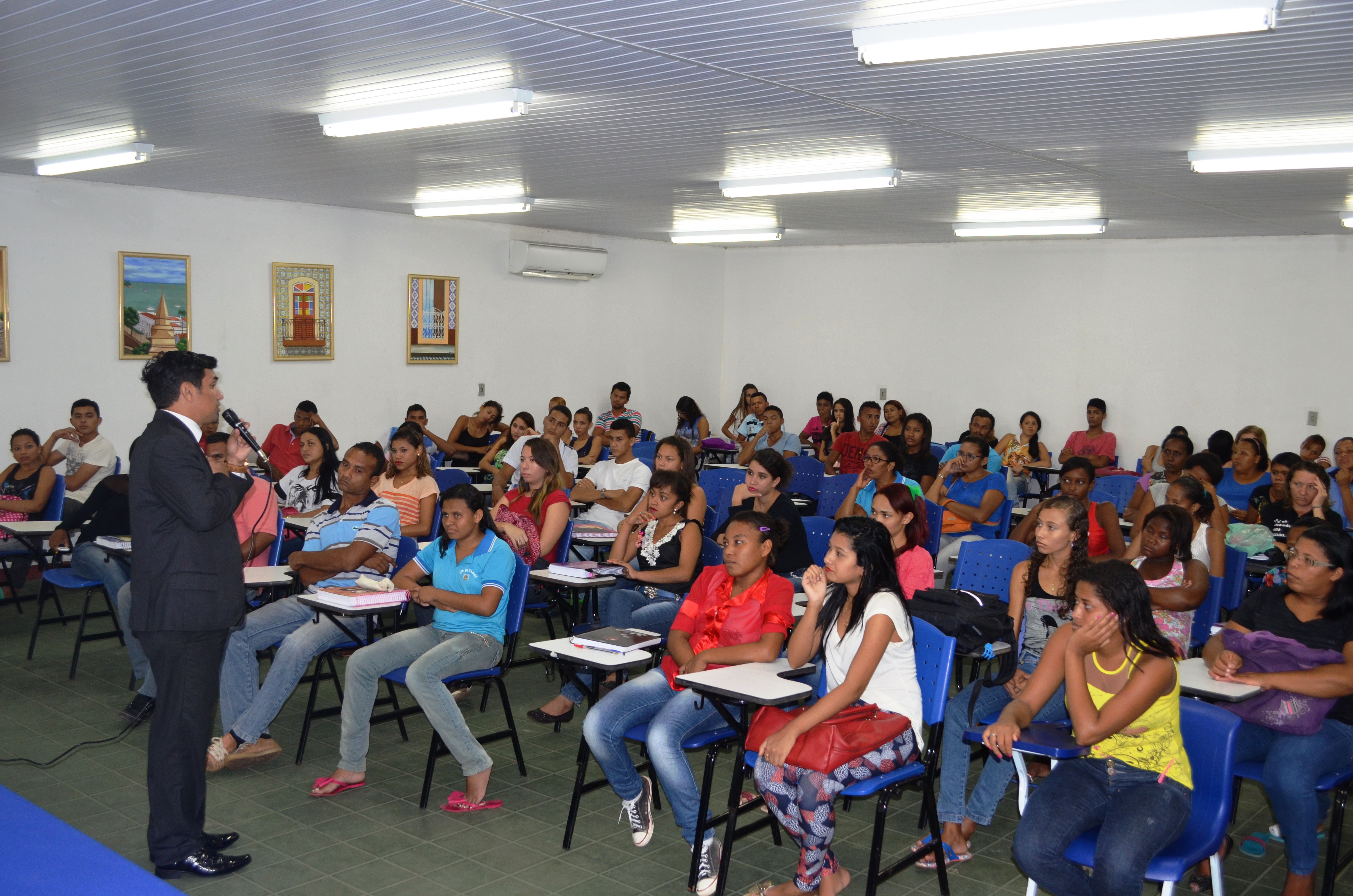 Deputado Wellington ministra palestra para jovens e adultos de escola pública