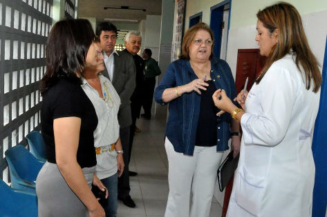 Eliziane Gama e Cleide Coutinho visitam o hospital Aquiles Lisboa