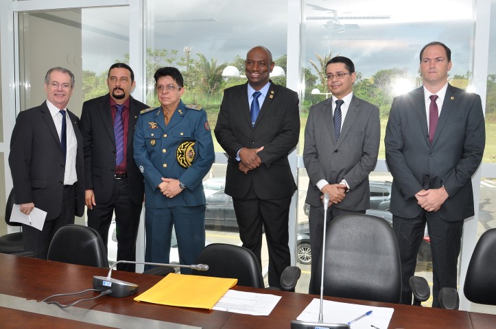 Cabo Campos preside cerimônia de entrega da LOB ao Legislativo