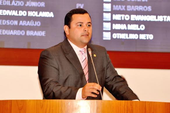 Vinícius Louro parabeniza prefeitos por manterem pagamento de servidores em dia