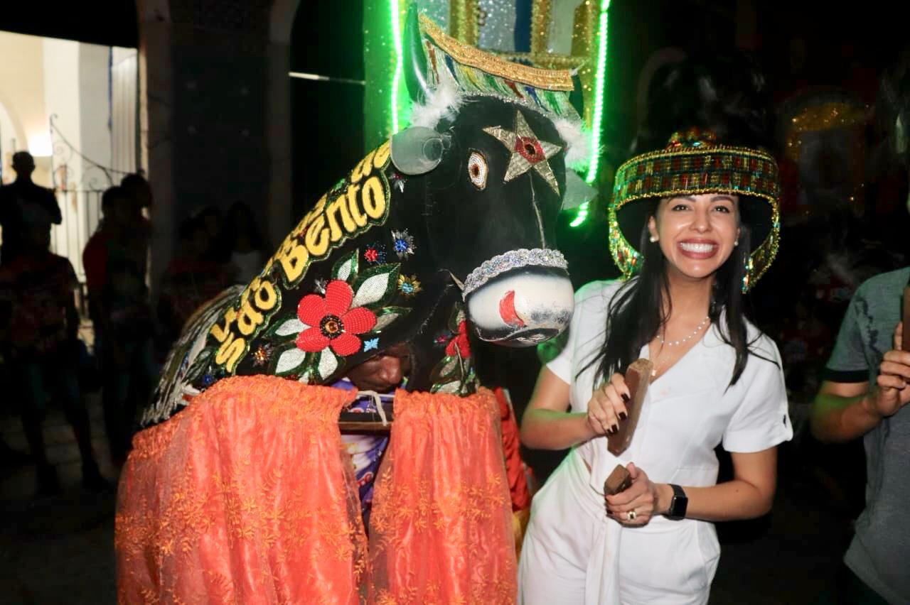 Madrinha do Boi Unidos de São Bento, Daniella Tema prestigia apresentação do grupo na capital