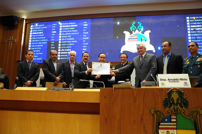 Assembleia homenageia secretário Sebastião Uchôa e advogado José Luís