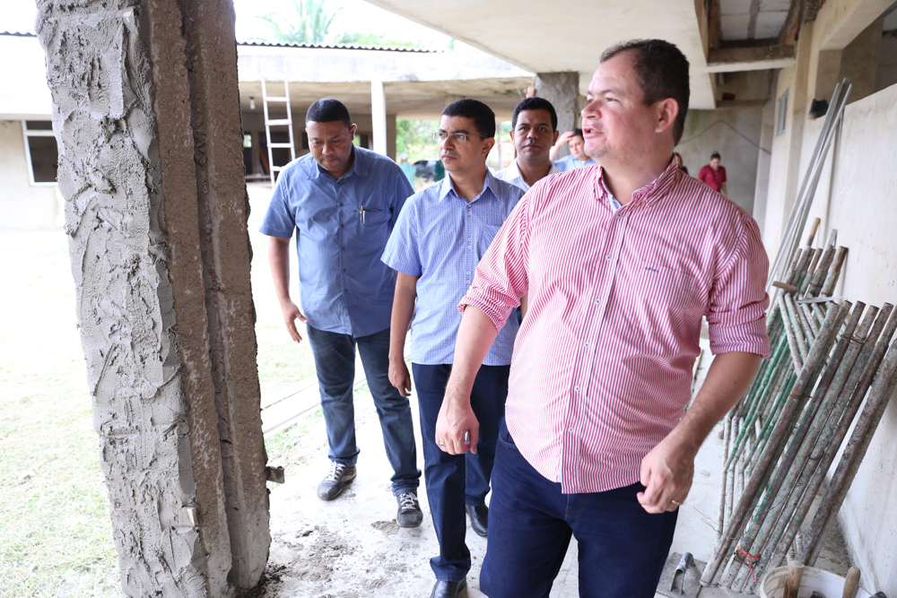 Rafael Leitoa, Bira do Pindaré e Luciano Leitoa visitam obra abandonada em Timon