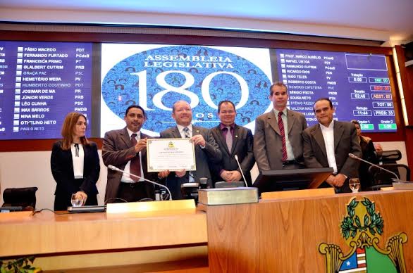 Assembleia entrega Título de Cidadão ao promotor José Osmar Alves