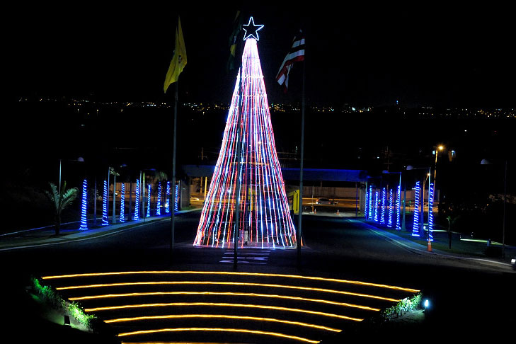 Assembleia inaugura sua decoração natalina com muito brilho e cores