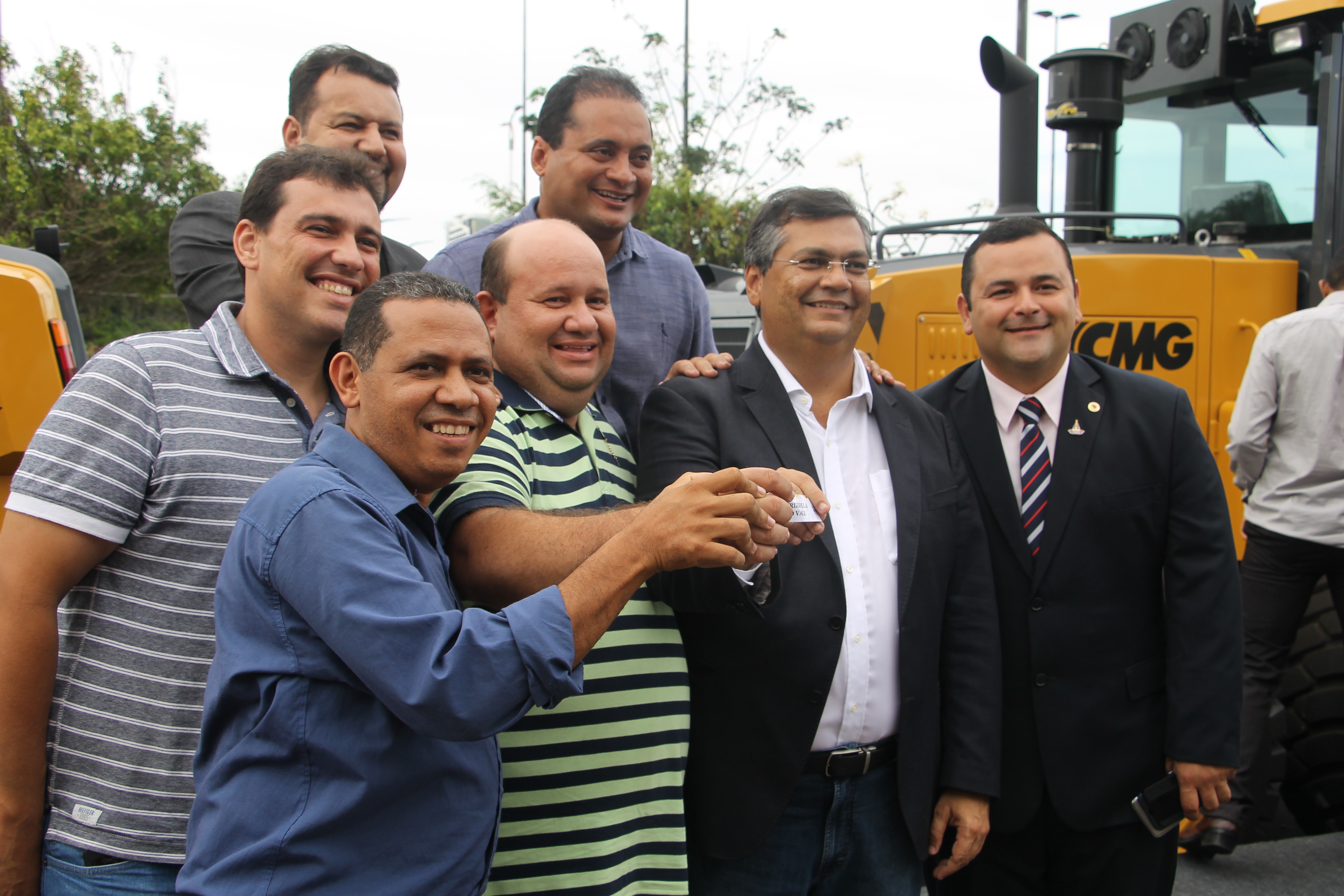 Vinicius Louro e Fred Maia participam da entrega de motoniveladora para Trizidela do Vale
