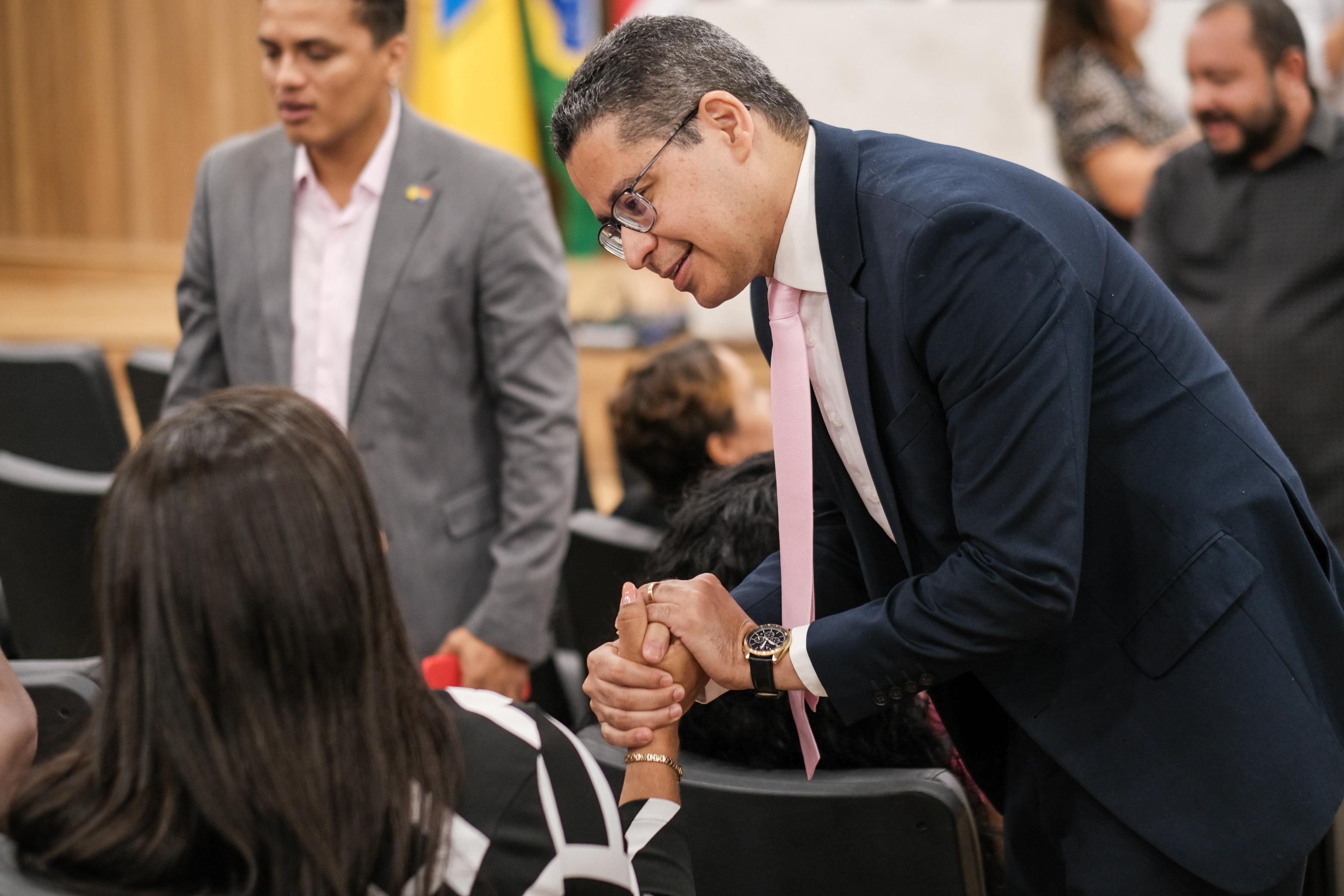 Carlos Lula cumprimenta a psicóloga Raissa Mendonça, mulher trans fundadora da Casa Florescer Maranhão