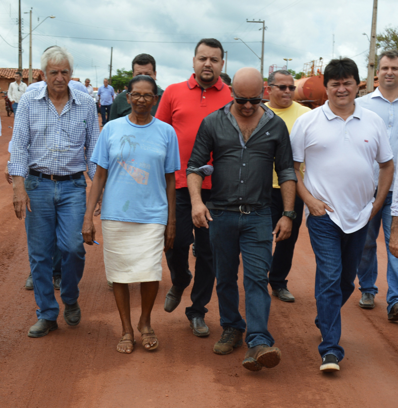 Léo Cunha fiscaliza obras para o asfaltamento da Estrada do Arroz