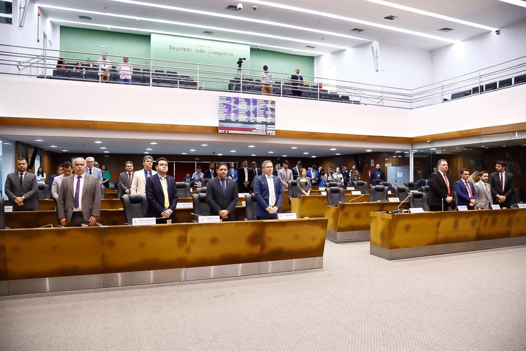 Assembleia faz um minuto de silêncio em memória do ex-prefeito “Paraíba” do município de Raposa