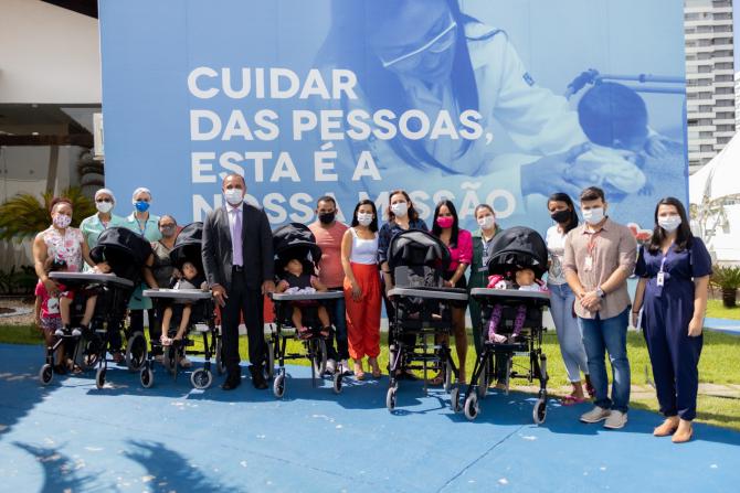 Roberto Costa inicia entrega de cadeiras de rodas para Casa de Apoio Ninar