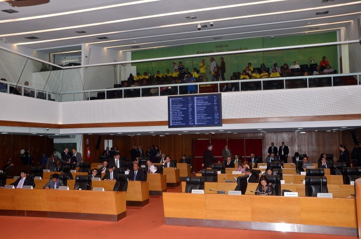 Deputados prestam homenagem a policial assassinado em Panaquatira