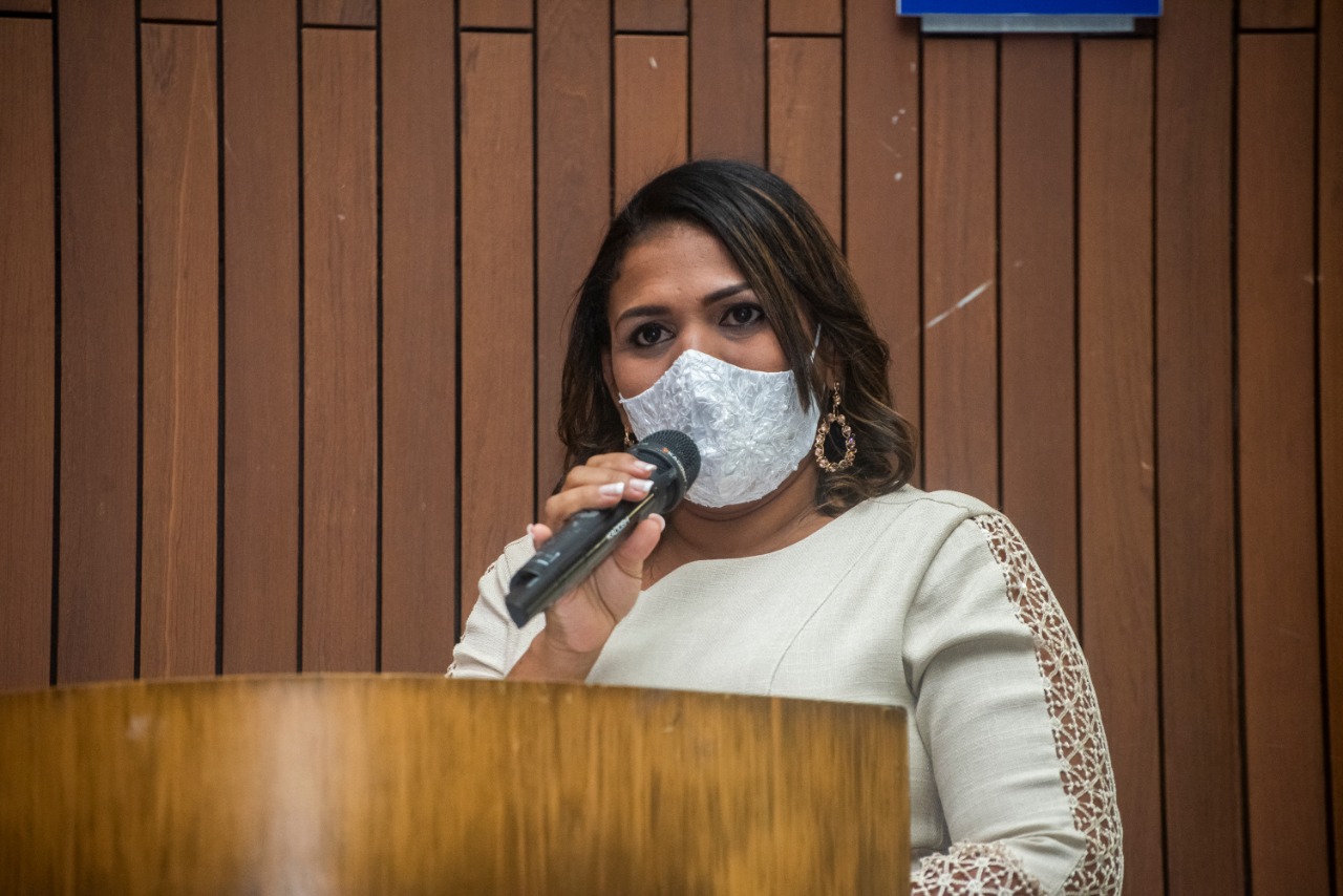 A diretora da Sementinha, Cynthia Vieira, discursou em nome da instituição