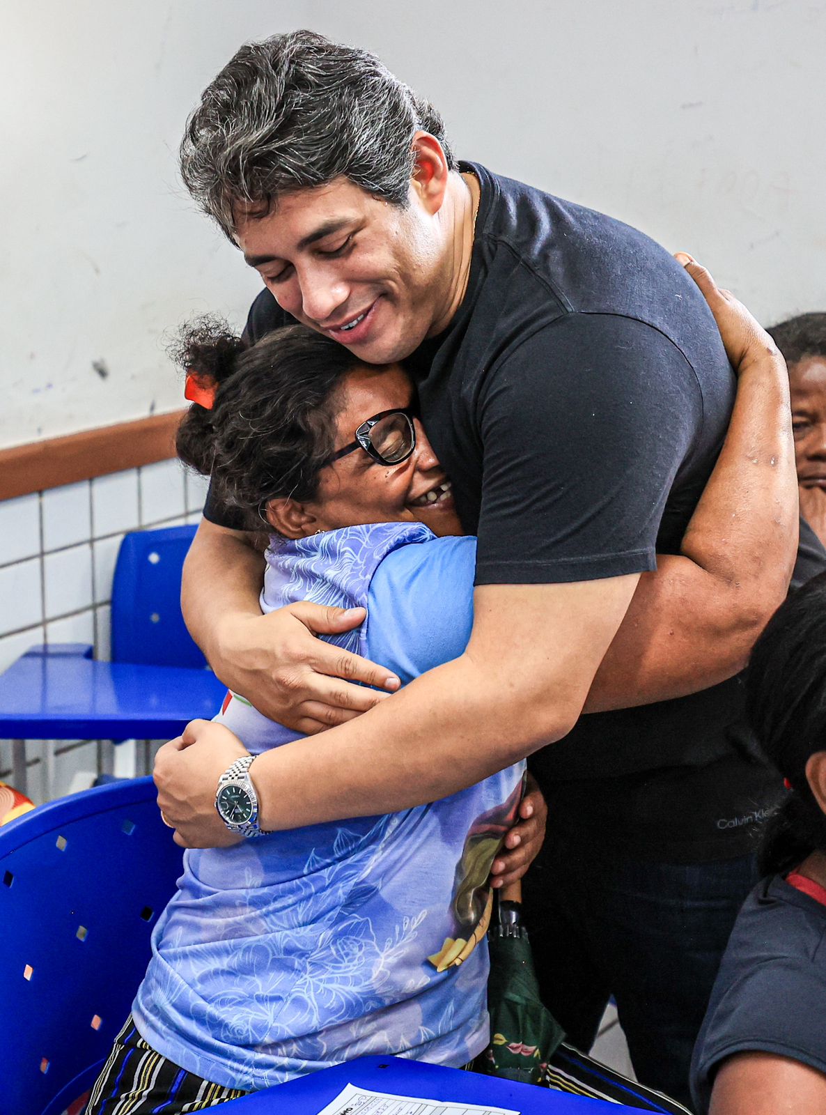 Deputado Osmar Filho abraça paciente antes de atendimento em comunidade de São Luís beneficiada com o projeto 