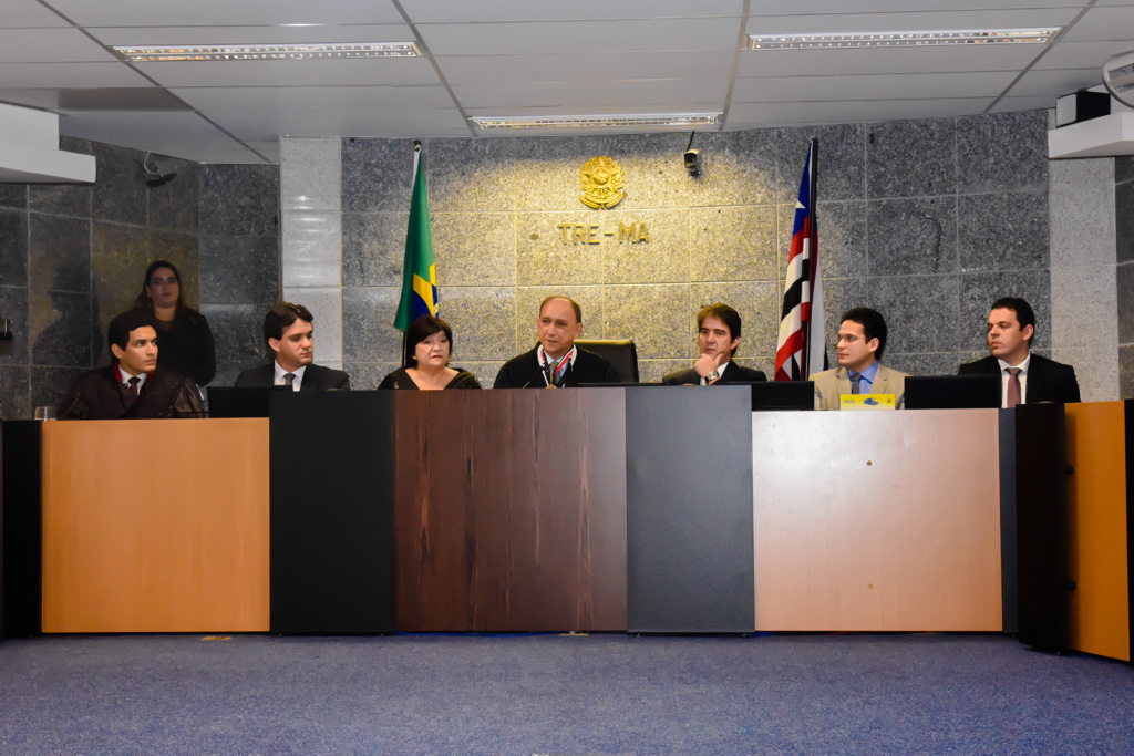 Alexandre Almeida representa Assembleia durante posse do novo membro do TRE/MA