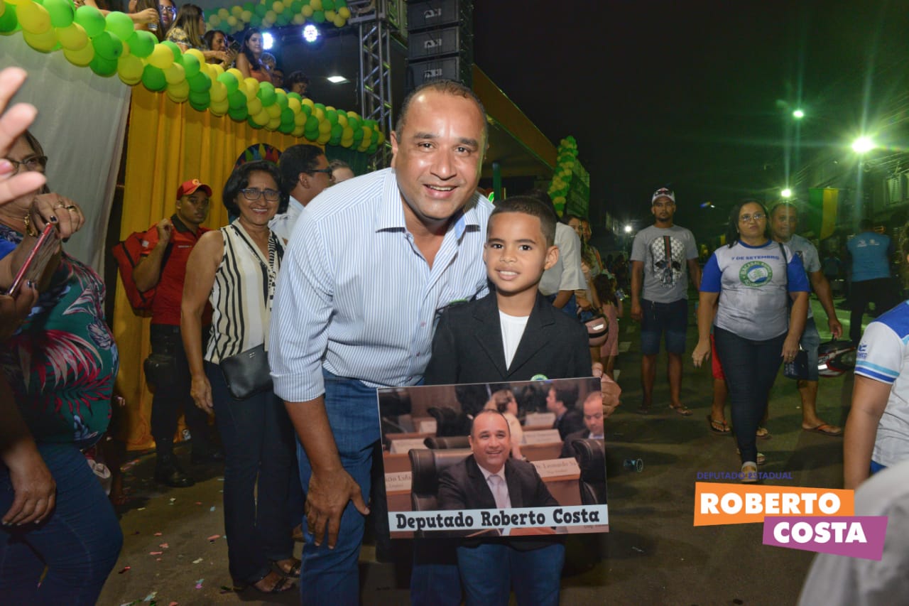 Roberto Costa prestigia Desfile Cívico em Bacabal e agradece homenagem