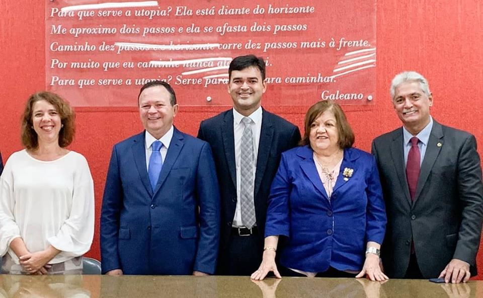 Carlinhos Florêncio participa de cerimônia de transmissão de cargo na SECID