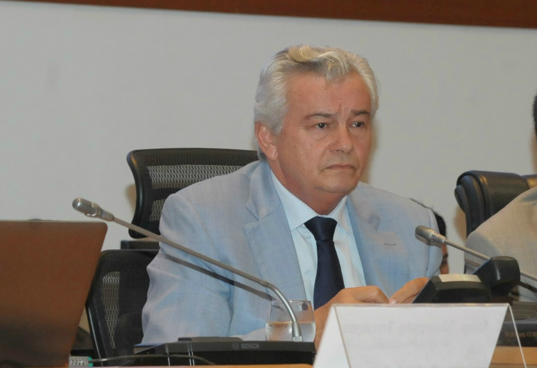 Arnaldo nega aposentadoria e explica posse caso renuncie a Governadora