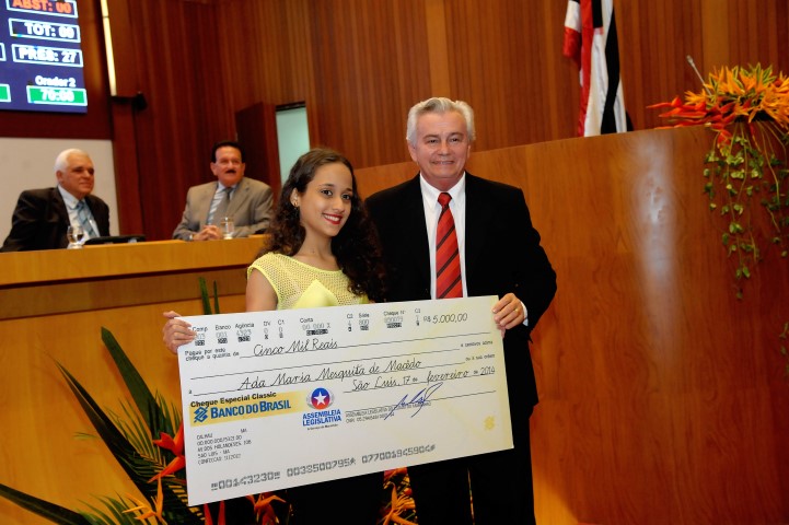 Arnaldo Melo entrega prêmio a estudante vencedora do Concurso de Texto