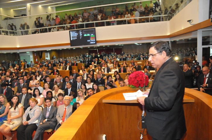 Max Barros discursa pela democracia na posse do governador do Estado