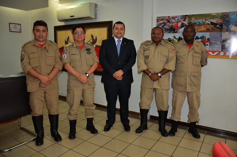 Deputado Vinícius Louro conversa com comando do CBMMA