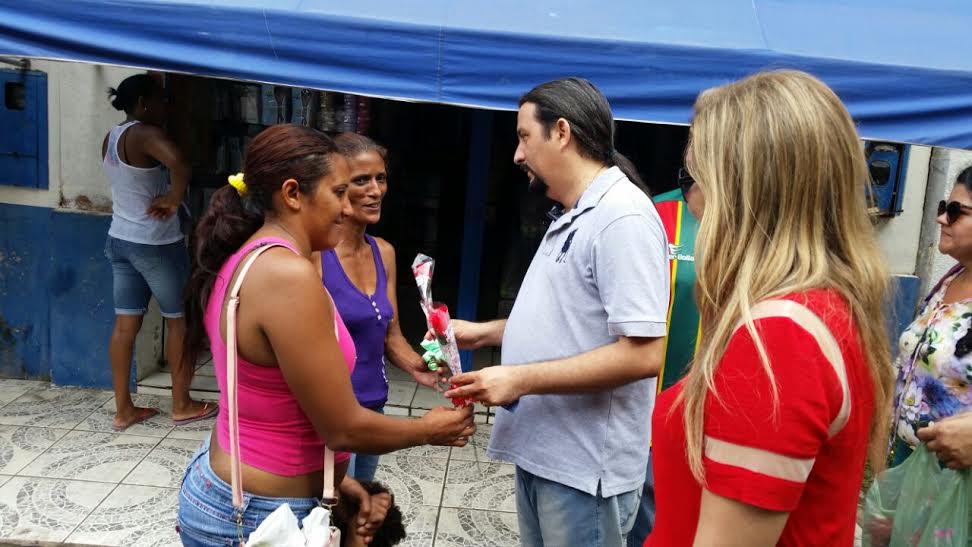 Júnior Verde faz caminhada na Rua Grande e se reúne com vendedores