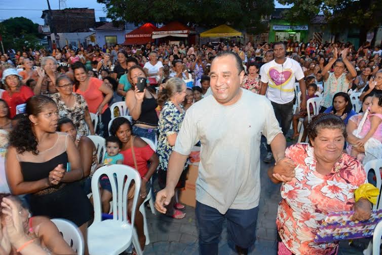 Deputado Roberto Costa realiza festa para as mães na Praça da Saudade  