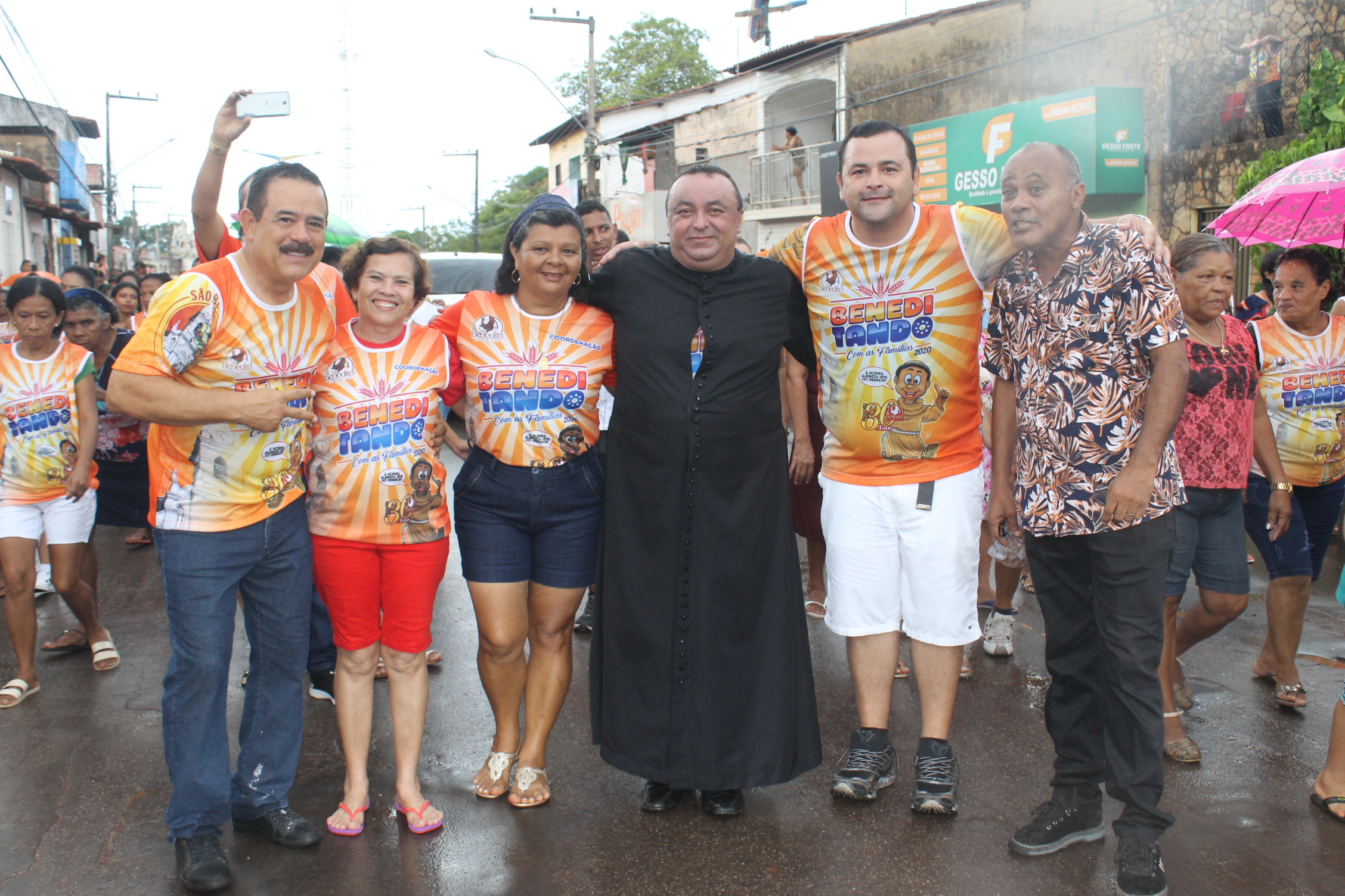 Vinicius Louro cai na folia com o Bloco Beneditando