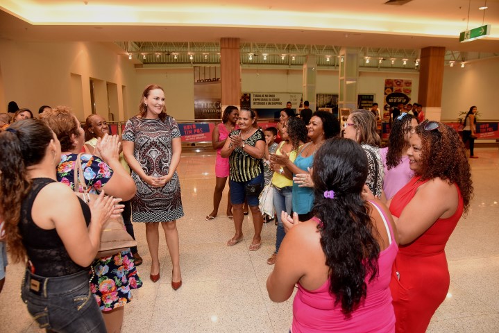 Deputada Nina Melo homenageia 170  mulheres com sessão de cinema