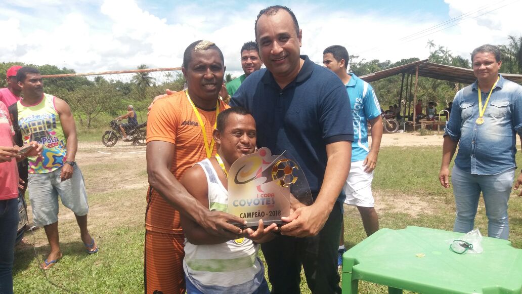 Deputado Roberto Costa acompanha final do campeonato de futebol em Rosário