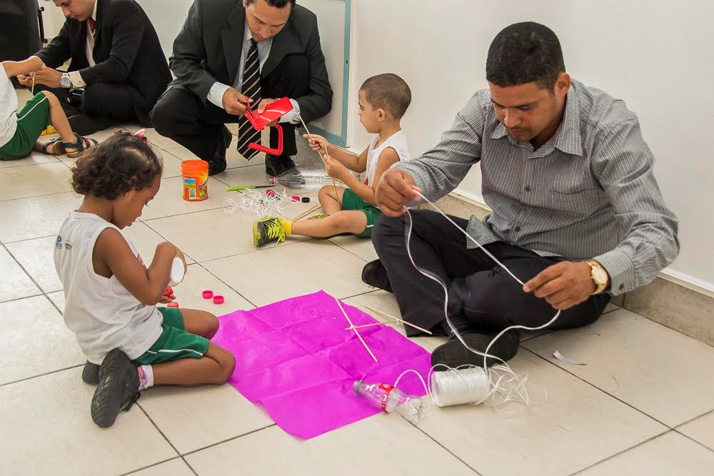 Alunos da Educação Infantil da Creche-Escola Sementinha prestam homenagens aos pais