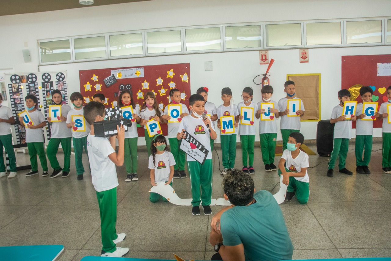 Alunos da Creche-Escola Sementinha prestam homenagem às mães