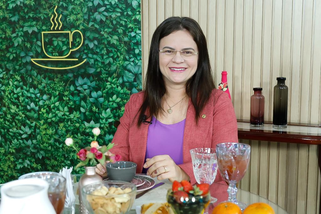 ‘Café com Notícias’ - Fabiana Vilar faz balanço das ações dos primeiros seis meses de mandato 