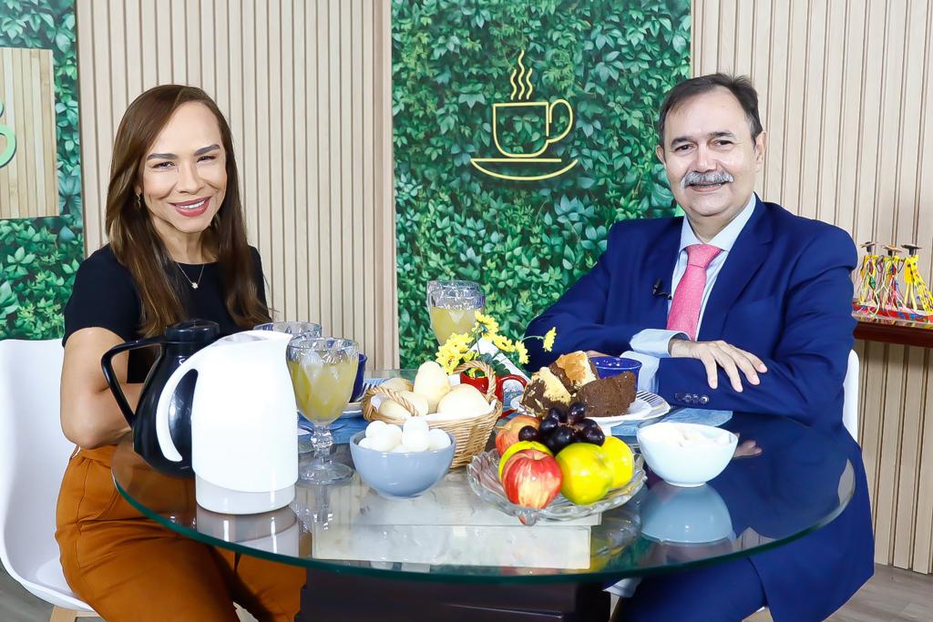 Juiz Alexandre Abreu com a jornalista Elda Borges, no programa ‘Café com Notícias’