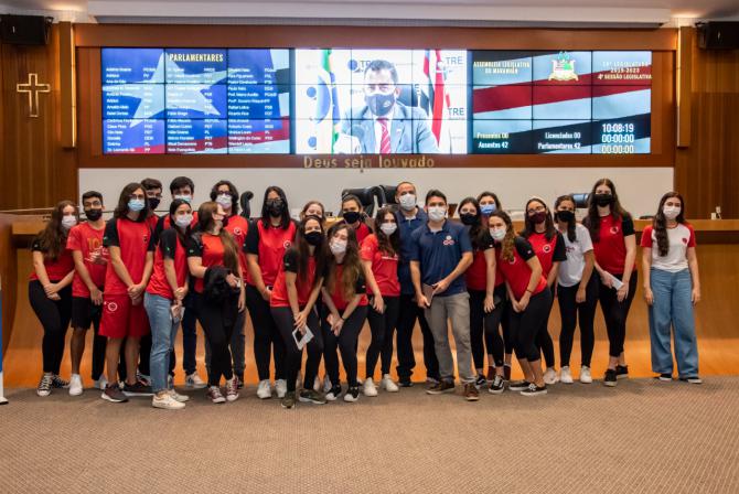 Grupo de alunos do ensino médio visita as dependências da Assembleia 