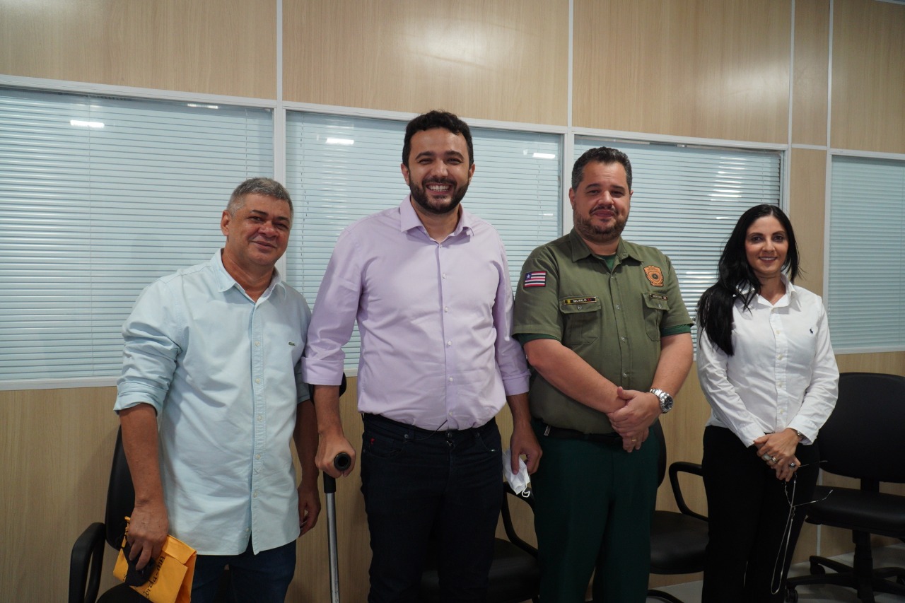 O deputado com o secretário Murilo Andrade de Oliveira e os representantes da ONG de proteção animal Lar de Noé, Taiane Guatolini e Nogueira Protetor