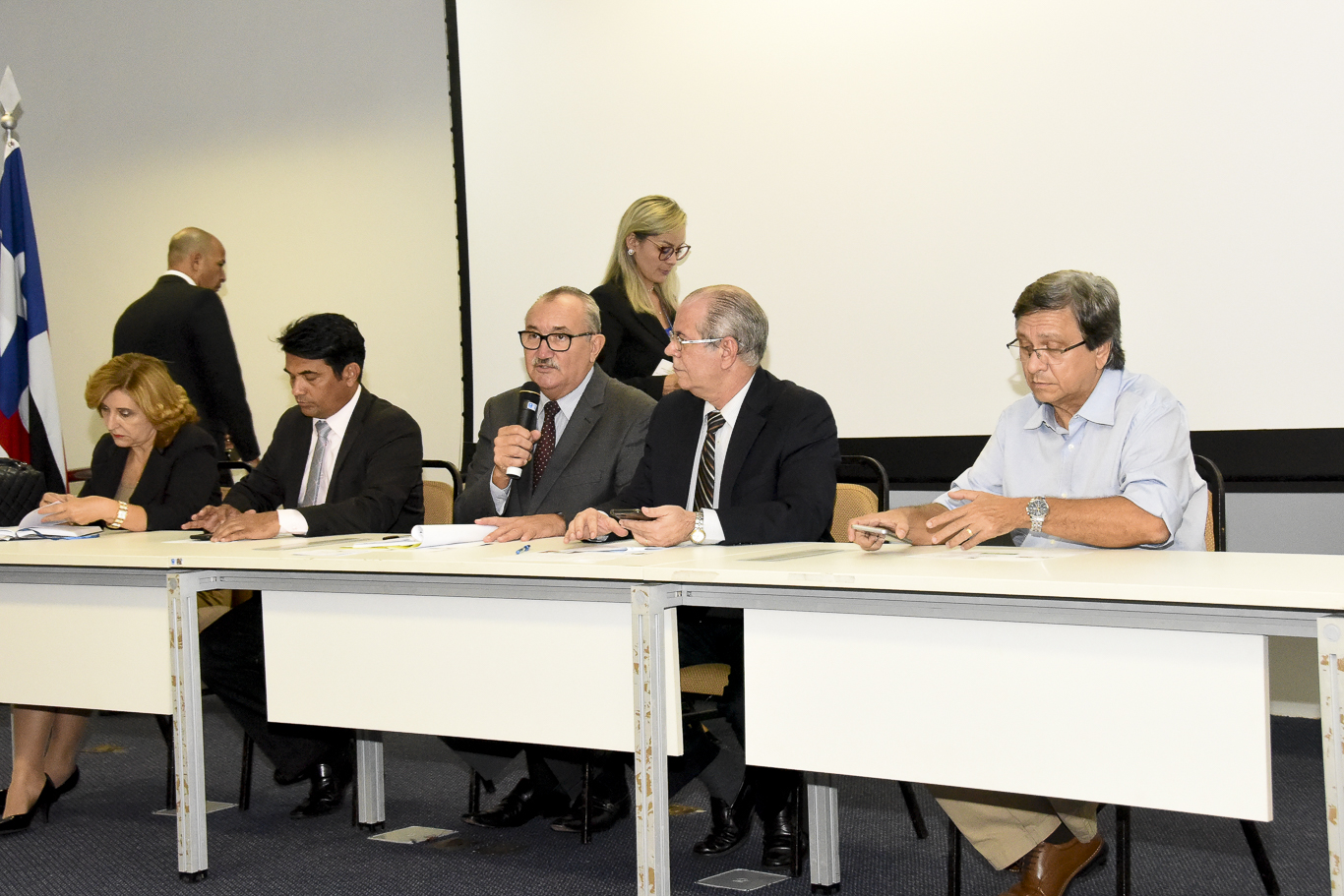 César Pires coordena debate sobre projetos de lei na área da educação