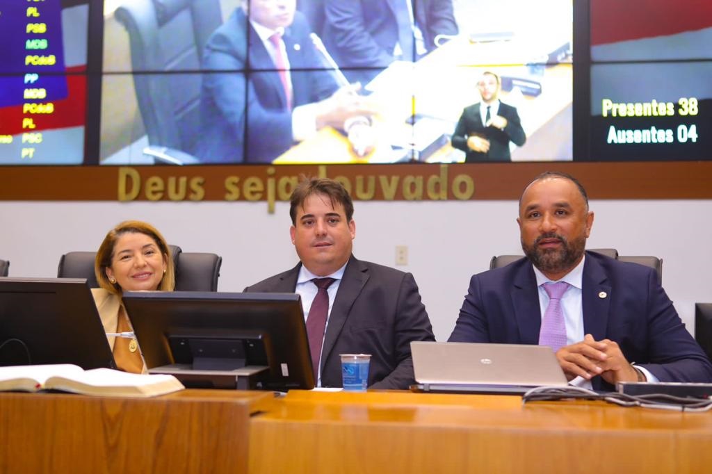 Presidente Iracema Vale com os deputados Adriano Alvarenga, de Minas Gerais, e Roberto Costa
