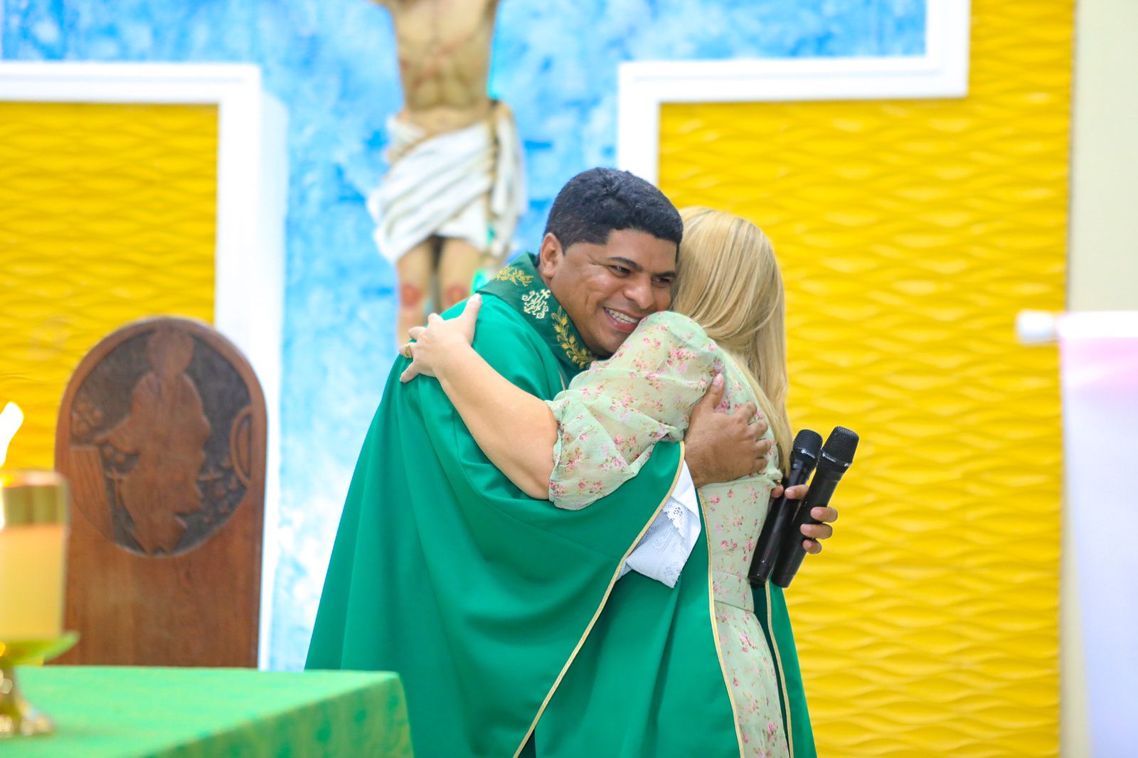 Iracema Vale recebe o abraço do padre James Teixeira