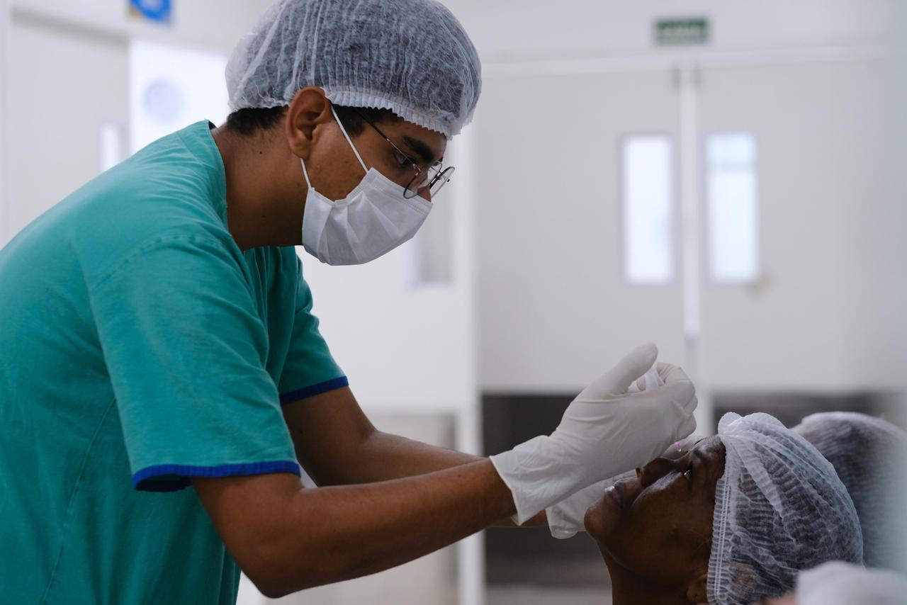 Paciente recebe atendimento no mutirão de cirurgias oftalmológicas, viabilizado por emenda de Carlos Lula 