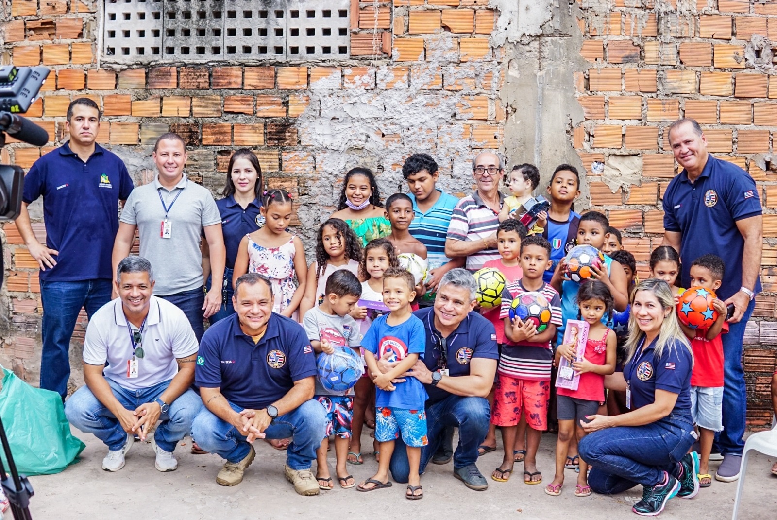 Equipe do Gabinete Militar com as crianças moradoras das comunidades beneficiadas pelos donativos 