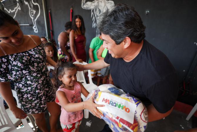 Osmar Filho distribui peixes e cestas básicas em São Luís e Baixada na Semana Santa