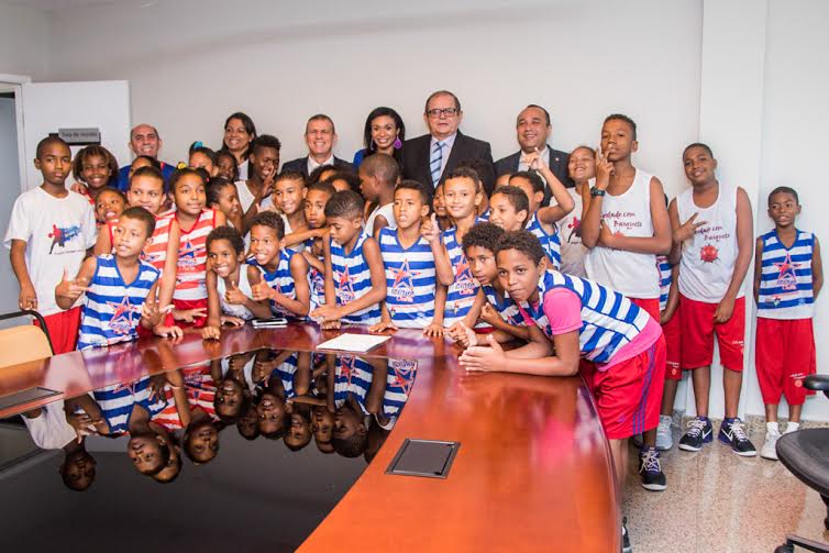 Crianças do Instituto Iziane Castro visitam a Assembleia Legislativa