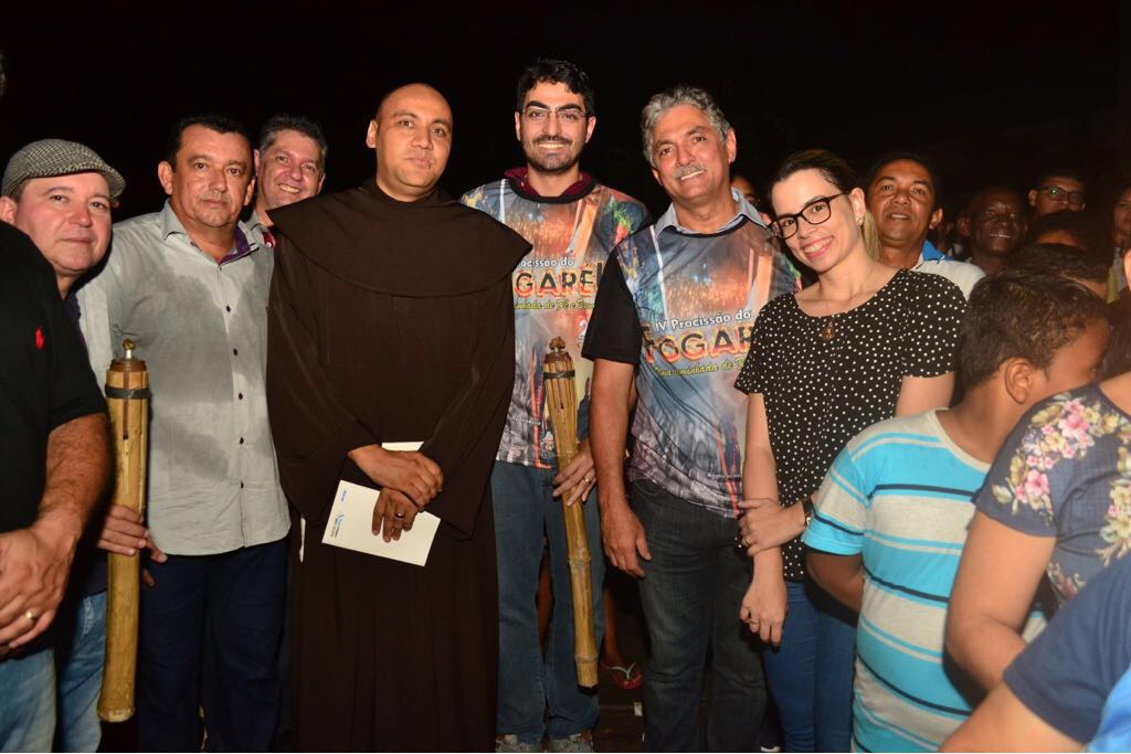 Carlinhos Florêncio participa da Procissão do Fogaréu, maior evento religioso de Bacabal
