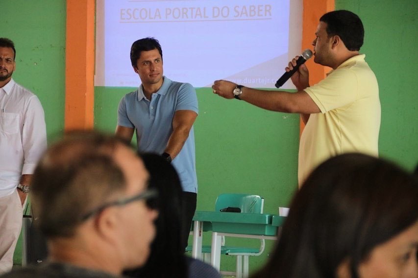 Duarte garante acordo e reduz valor do material bilíngue na escola Portal do Saber