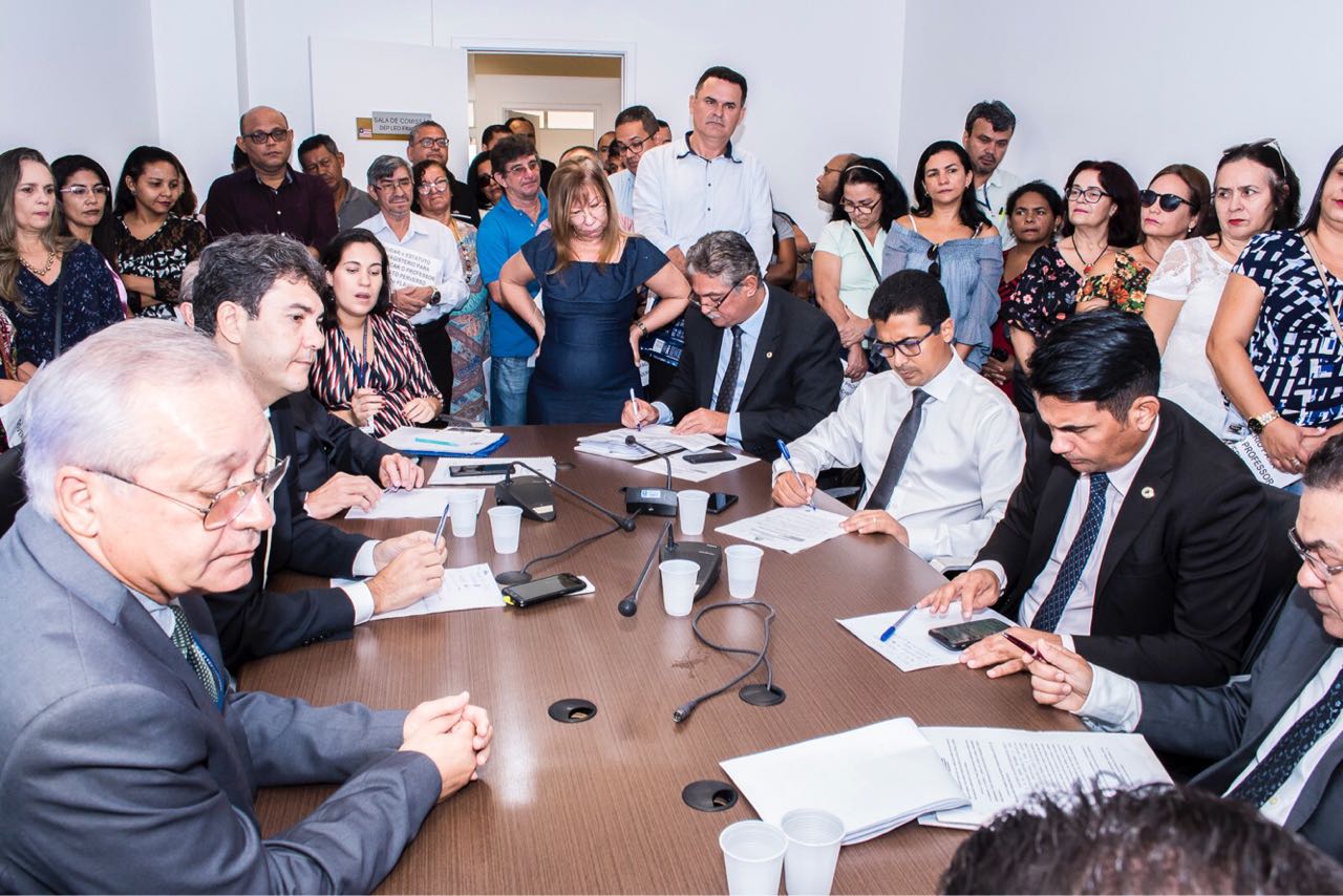 CCJ aprova Medida Provisória que concede reajuste para professores