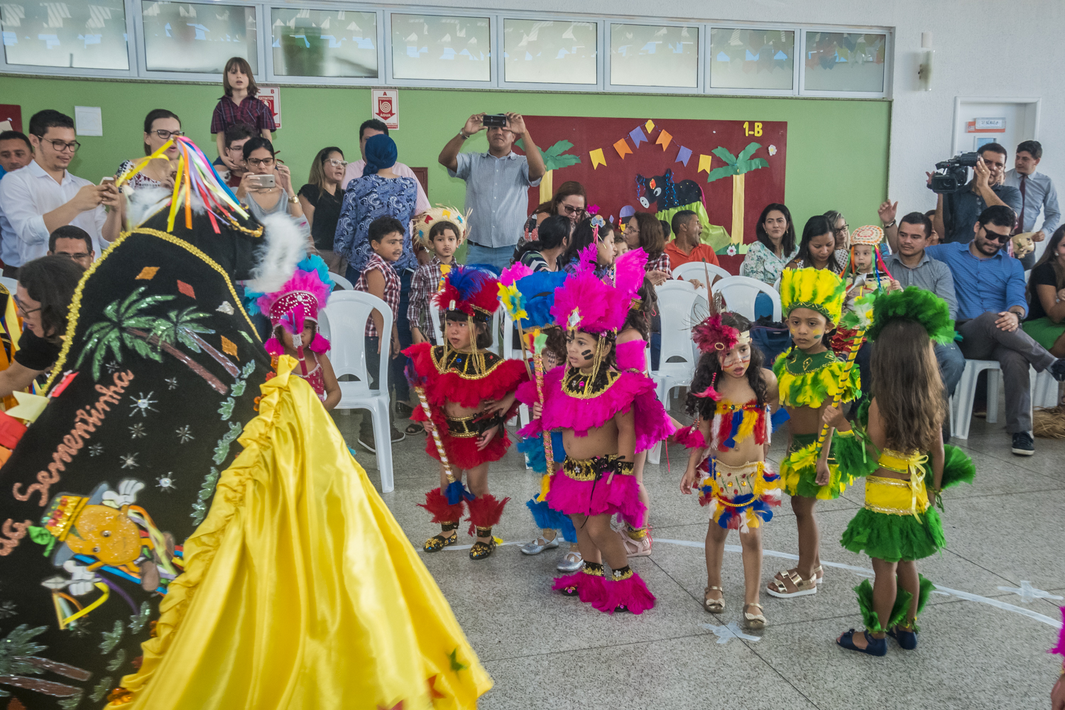 Alunos da Creche-Escola Sementinha participam de festa junina