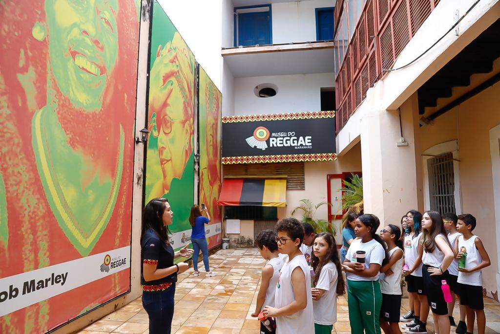 Estudantes conheceram o acervo do Museu do Reggae, com discos raros, vídeos e fotos e moda reggae